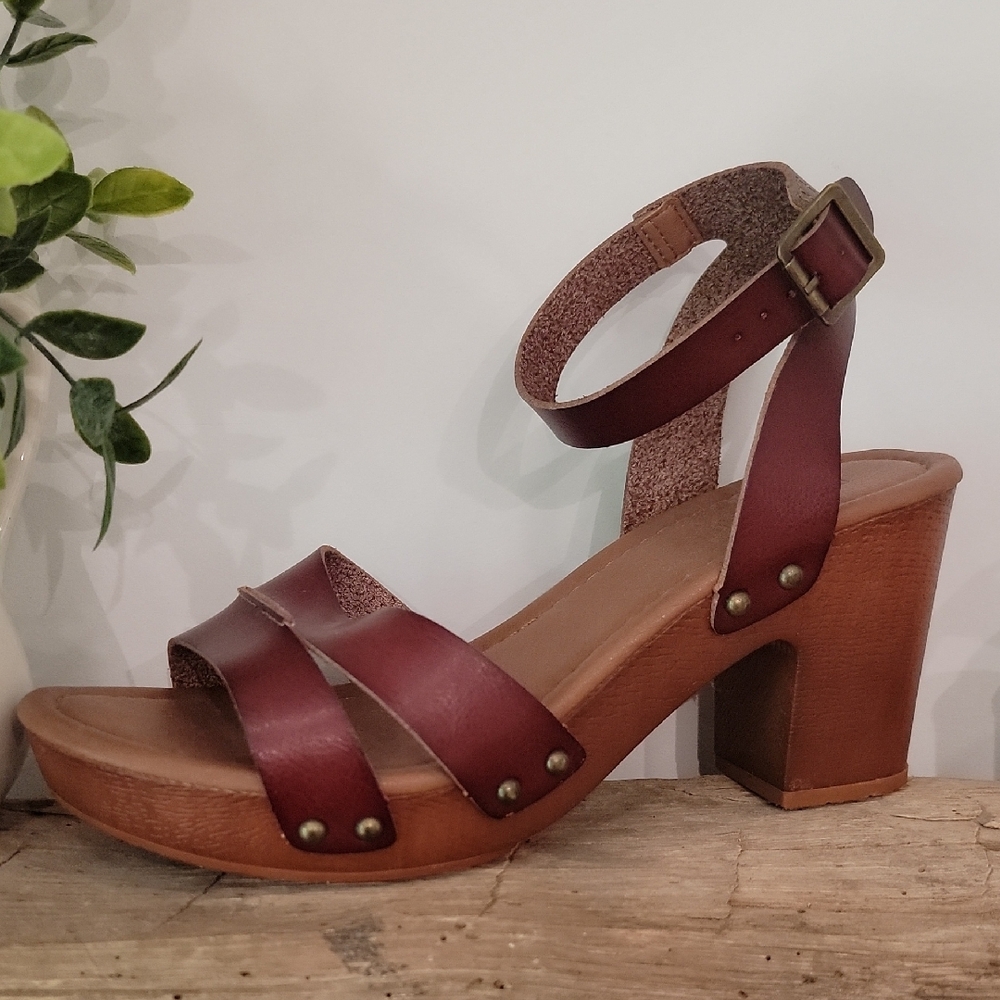 Cushionaire Women's Brown Leather Sandals, Slate Faux Wood Sandals, 9.5 Womens